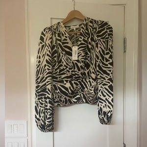 Heartloom at South Moon Under cropped ruched black and white print blouse. NWT